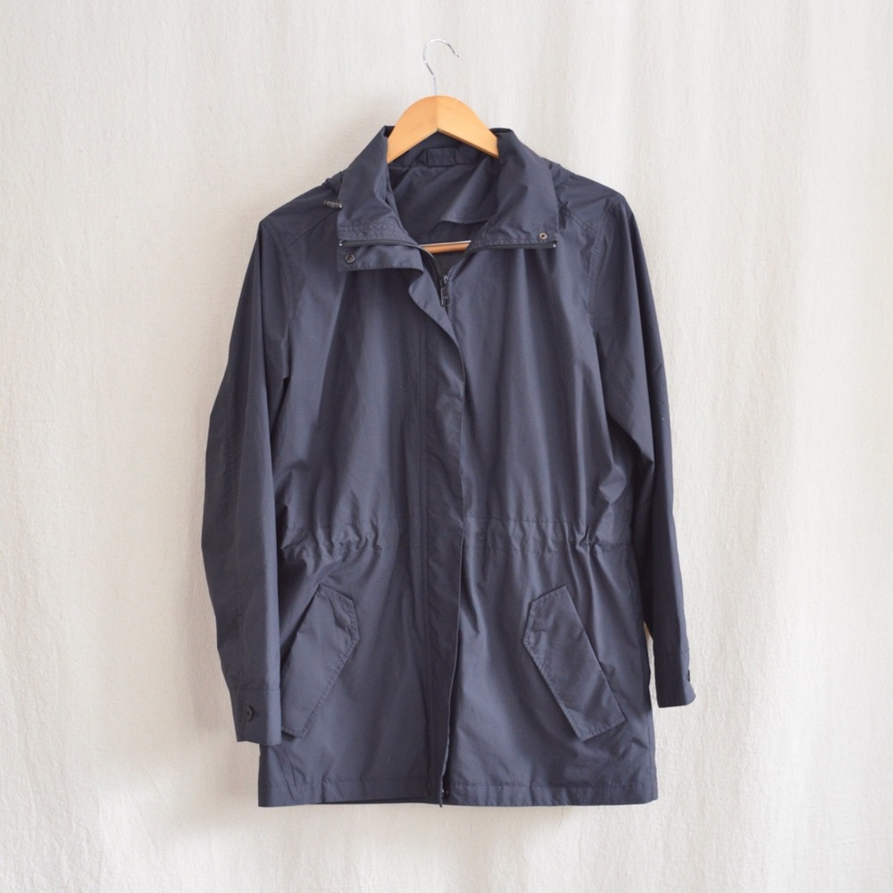 simple black everlane rain coat size medium